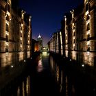 Hamburgs schöne Speicherstadt bei Nacht