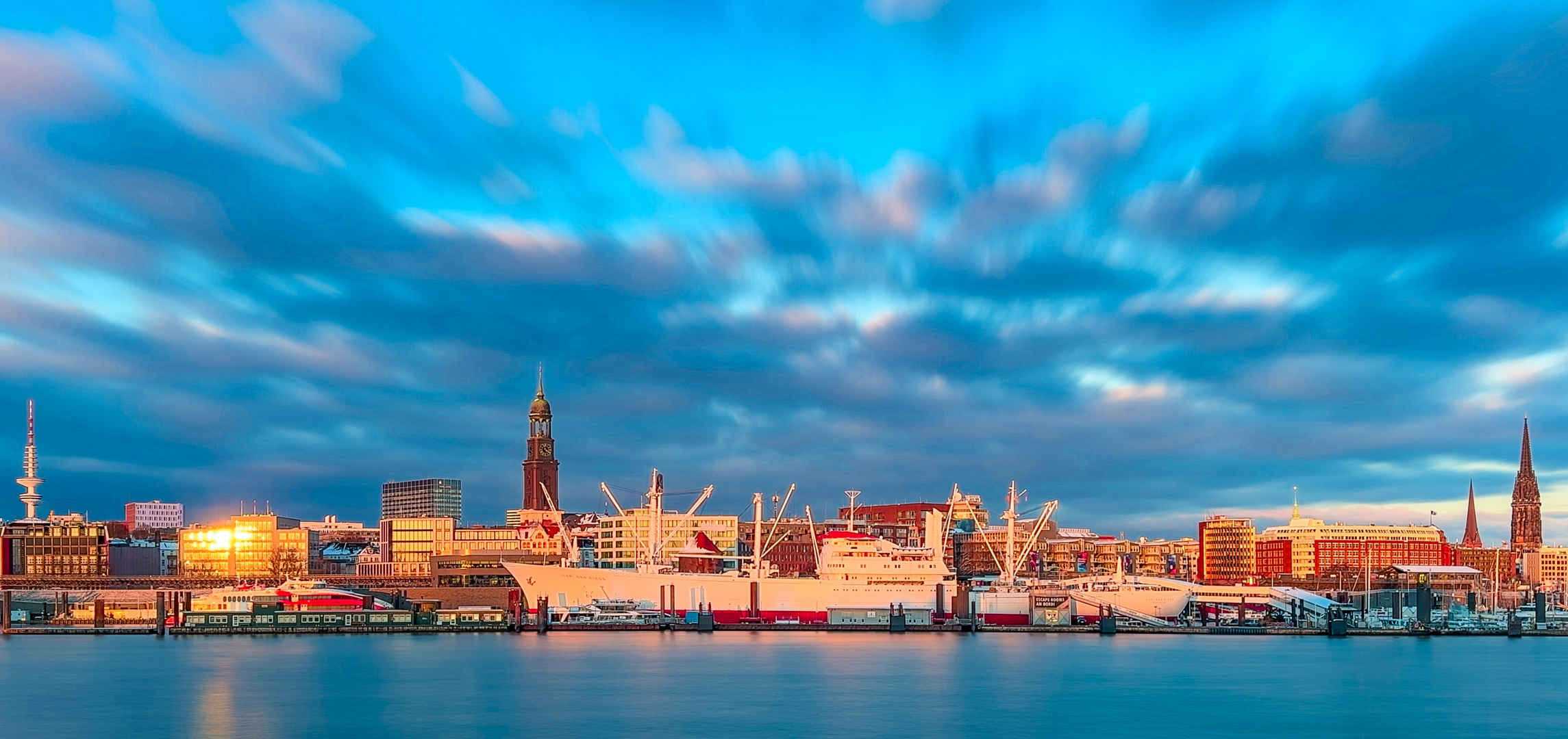 Hamburgs Skyline an einem Wintertag