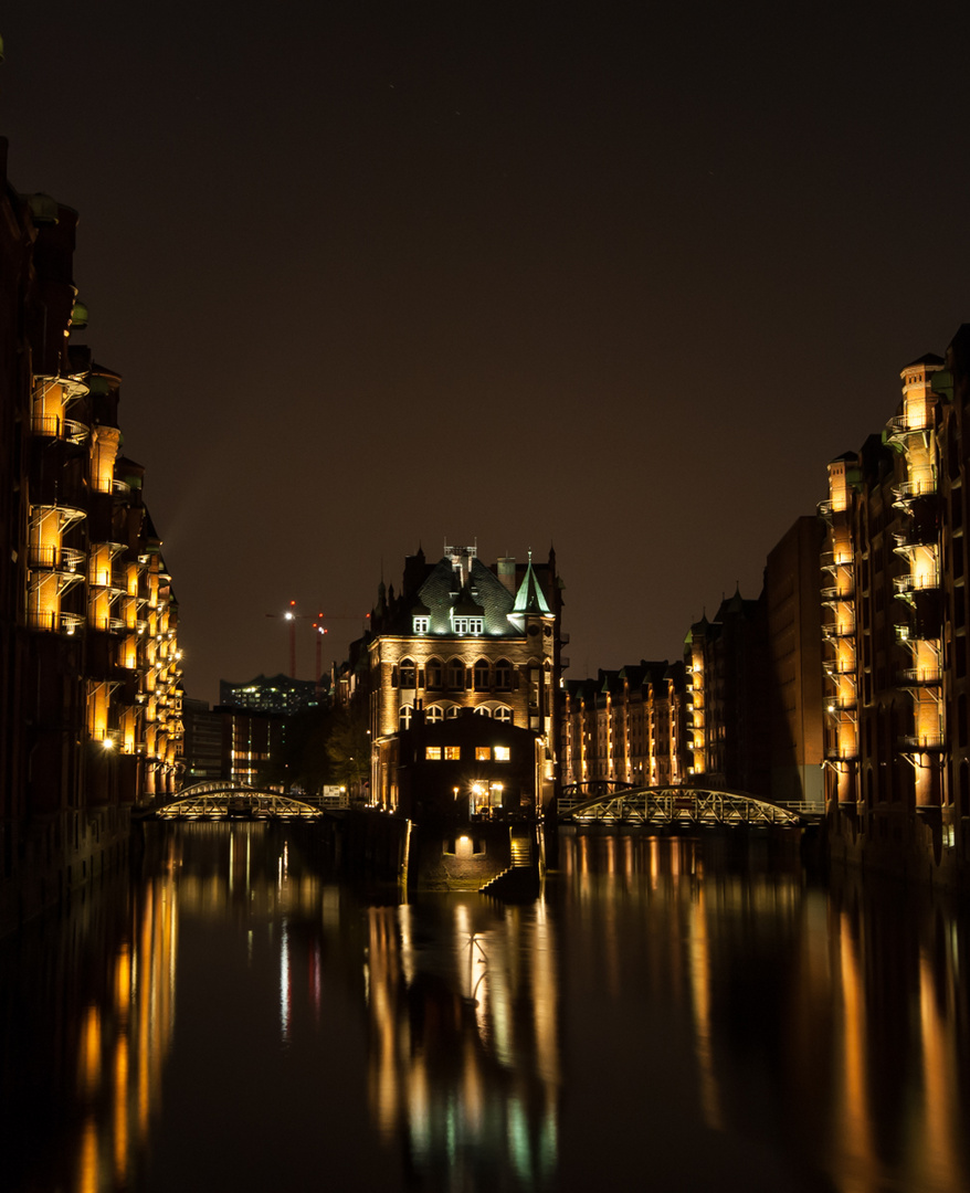 Hamburg`s Speicherstadt bei Nacht