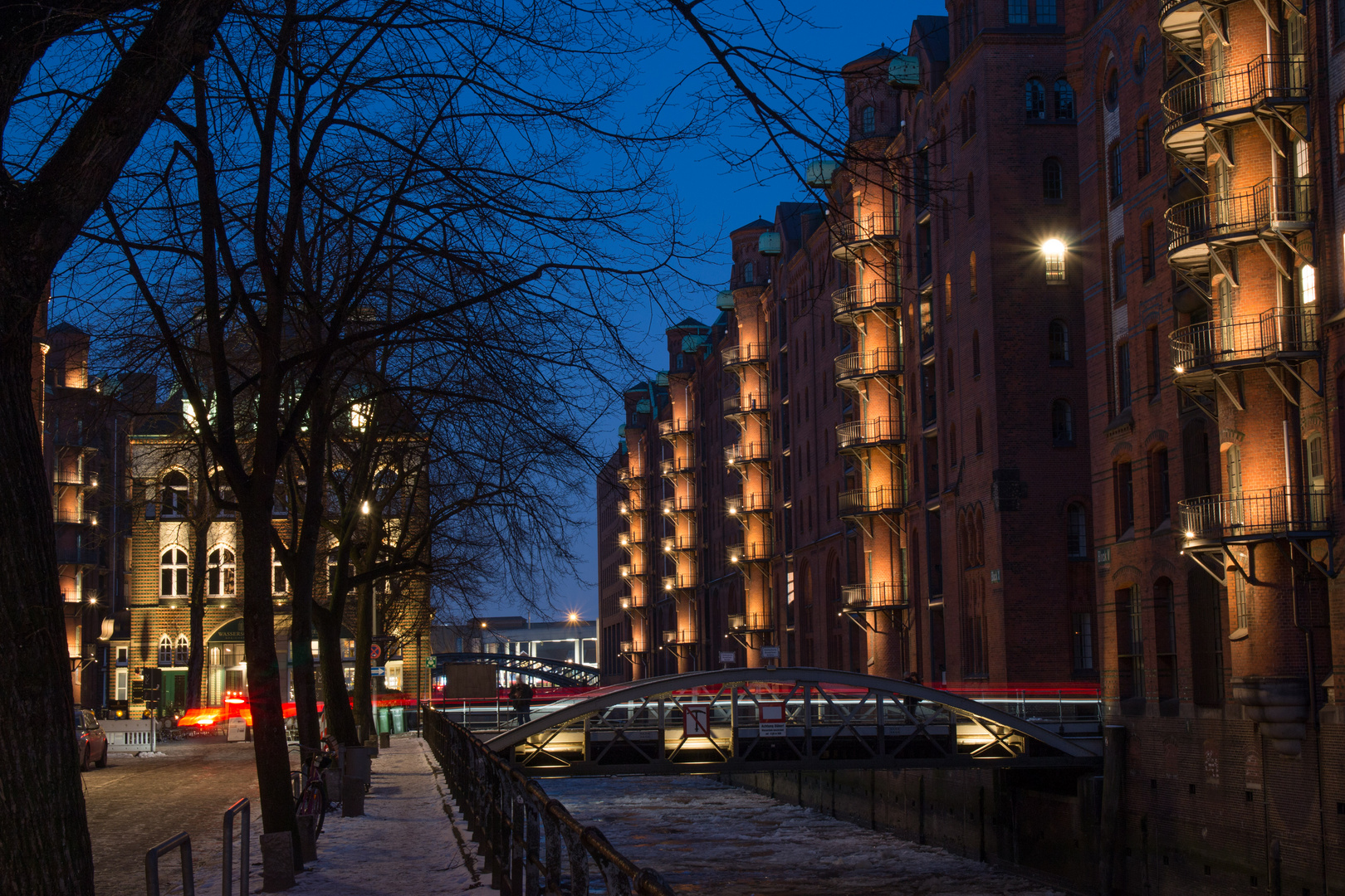 Hamburgs Speicherstadt bei Nacht.