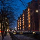 Hamburgs Speicherstadt bei Nacht.