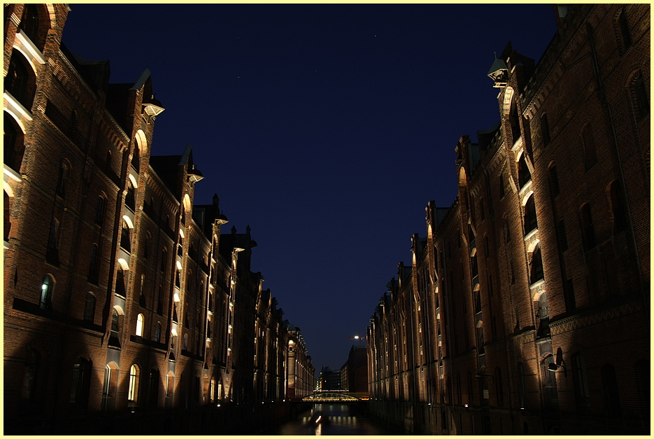 Hamburgs Speicherstadt bei Nacht