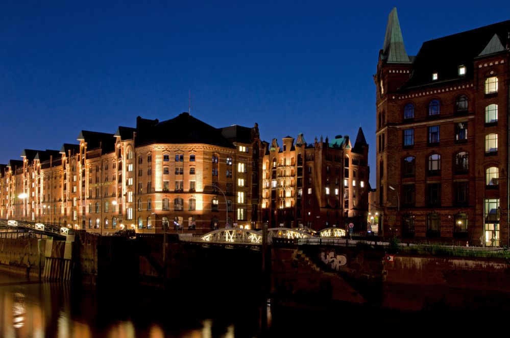 Hamburgs Speicherstadt bei Nacht