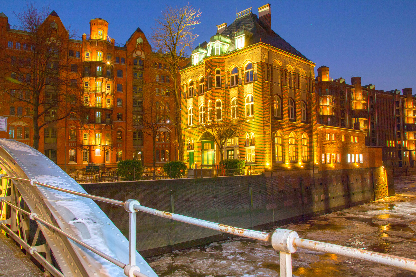 Hamburgs Speicherstadt bei Nacht.