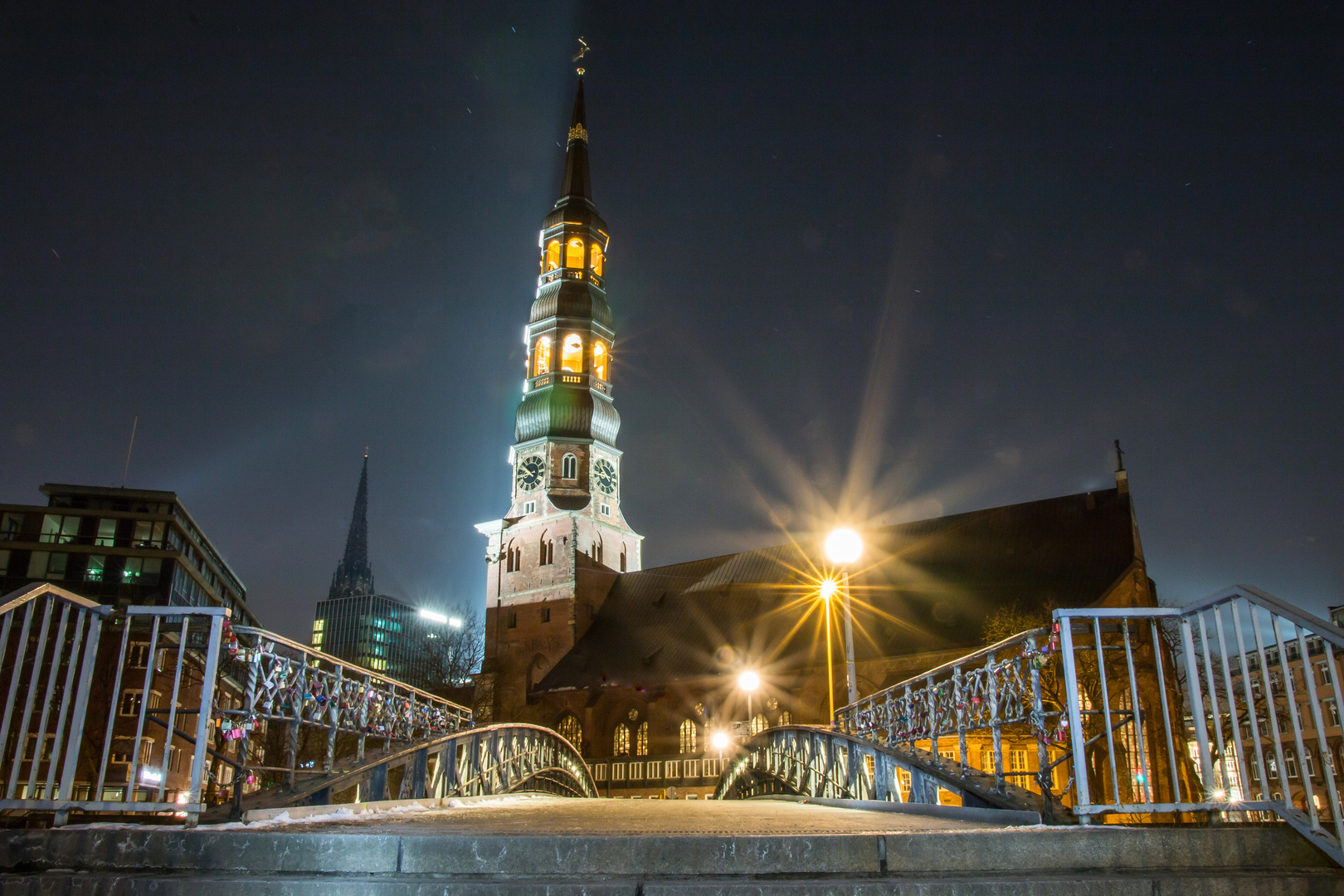 Hamburgs Speicherstadt bei Nacht.