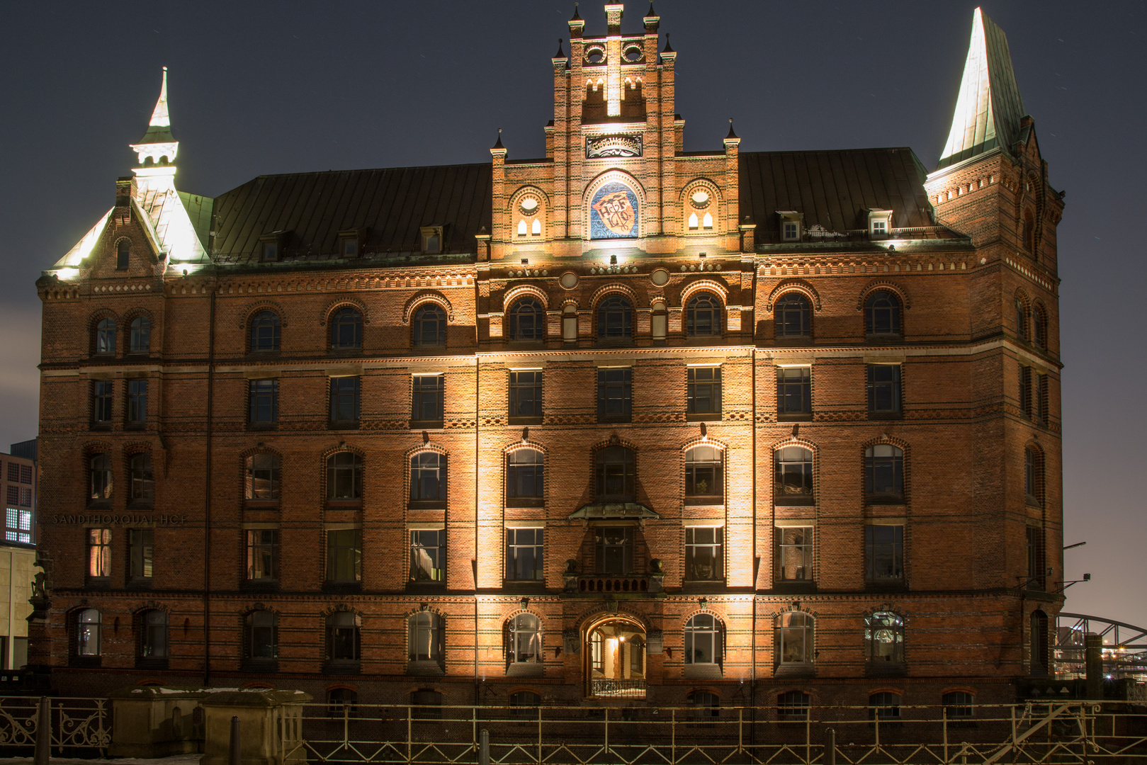 Hamburgs Speicherstadt bei Nacht.