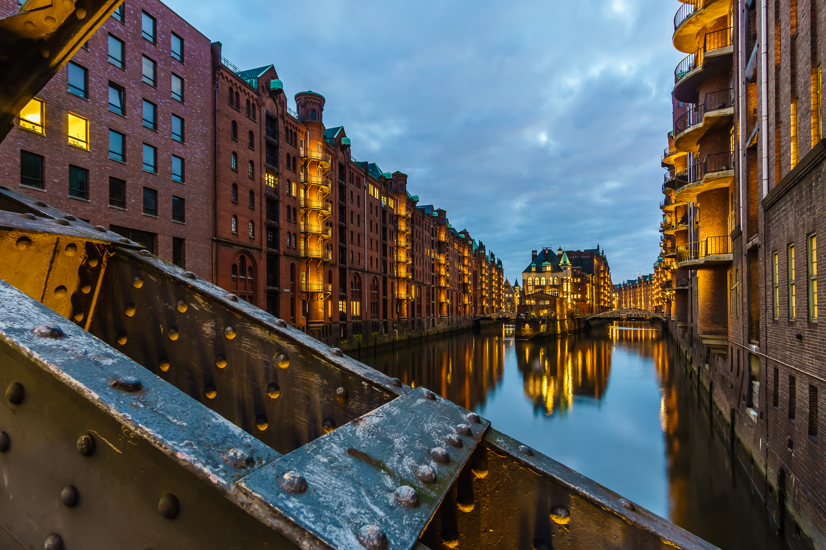 Hamburgs Speicherstadt zur blauen Stunde