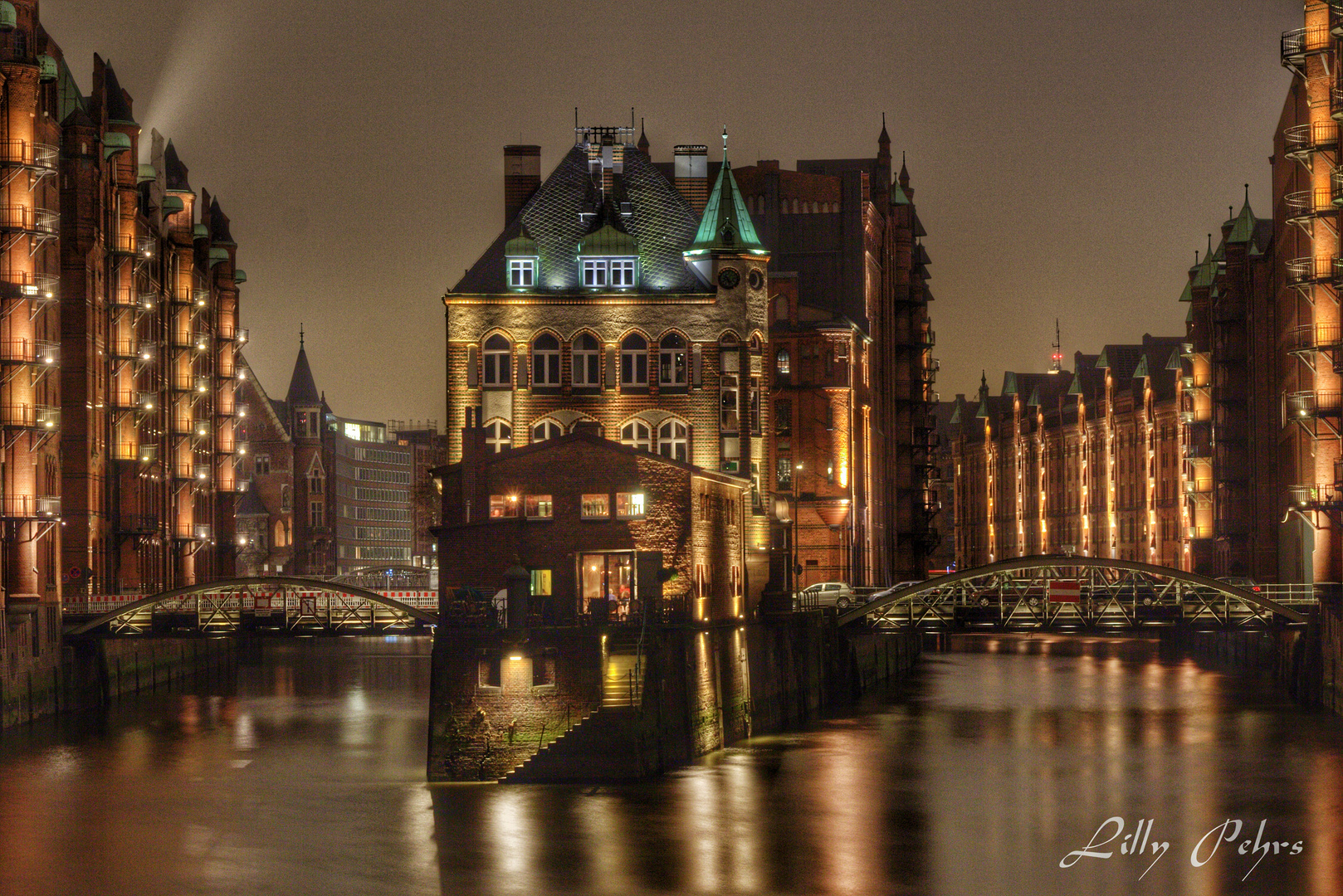 Hamburgs Wasserschloss bei Nacht