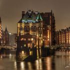 Hamburgs Wasserschloss bei Nacht