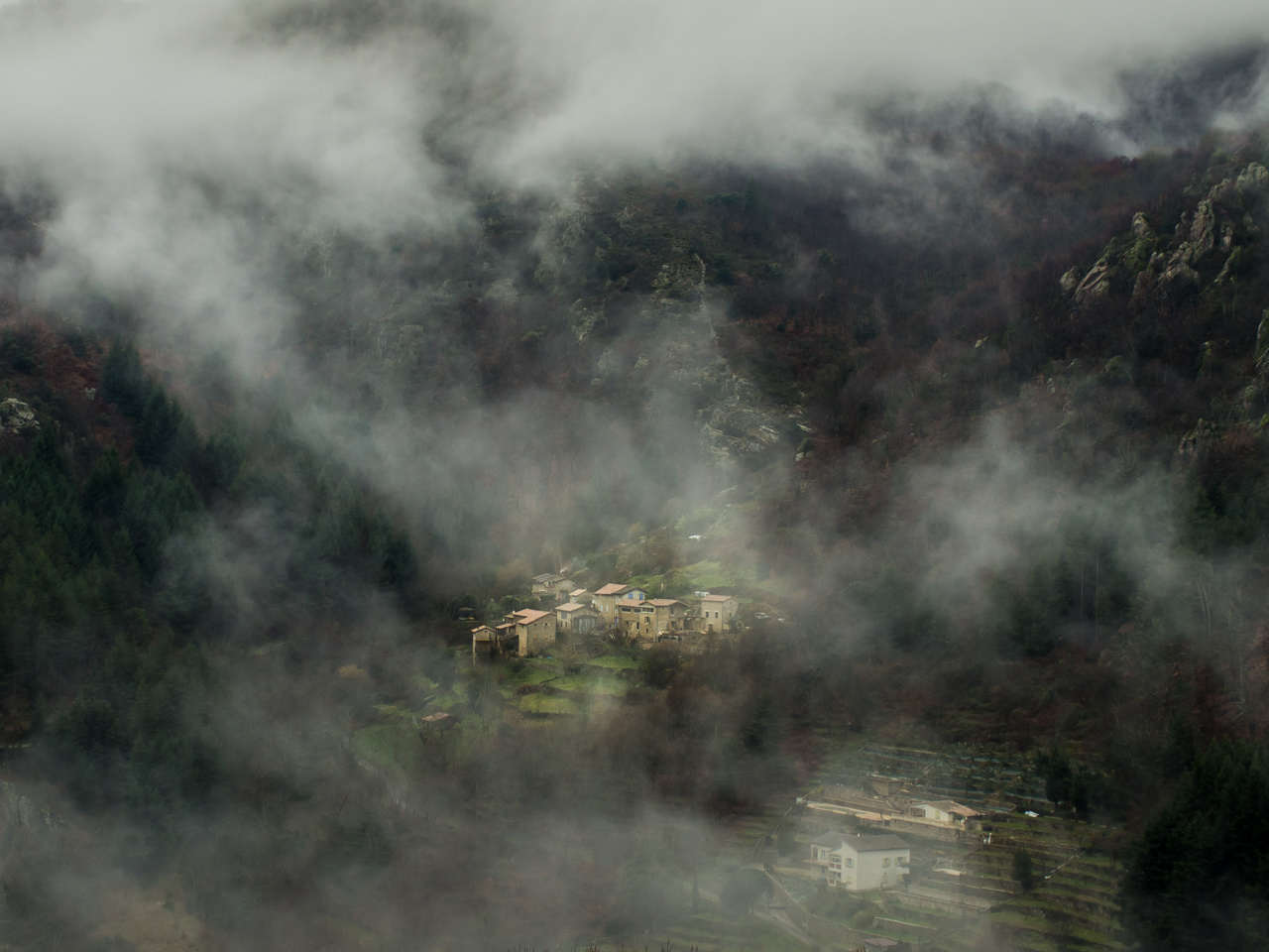 hameau dans la brume