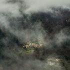 hameau dans la brume