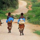 Hamer-Frauen auf dem Heimweg, Äthiopien