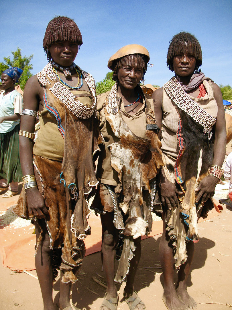 Hamer - Frauen auf dem Weg zum Markt in Turmi