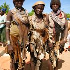 Hamer - Frauen auf dem Weg zum Markt in Turmi