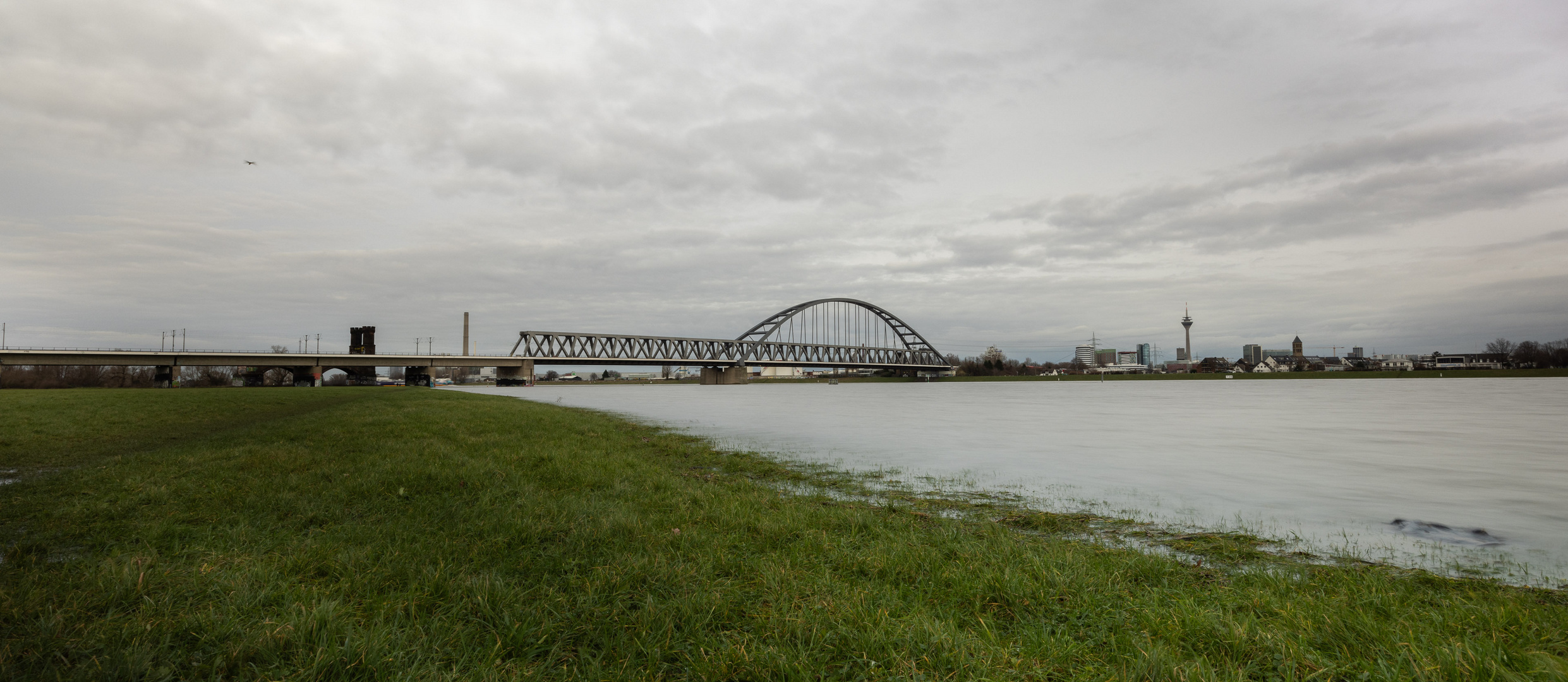 Hammer Eisenbahnbrücke mit Funkturm und Falke