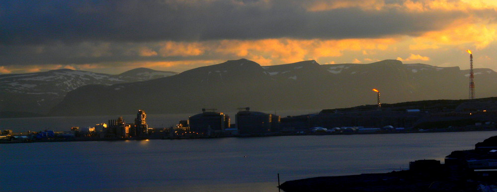 Hammerfest, Raffinerie um Mitternacht