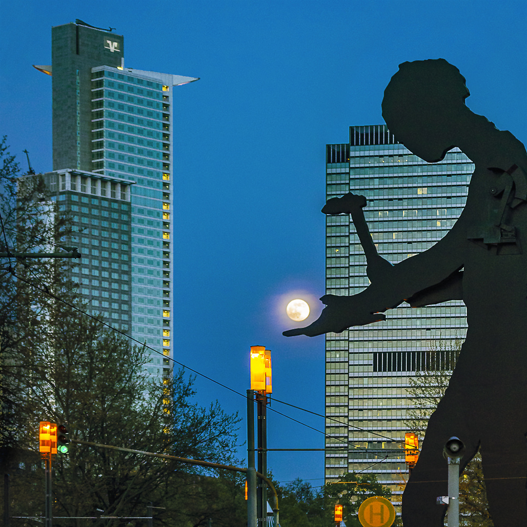 Hammering Man und der Vollmond