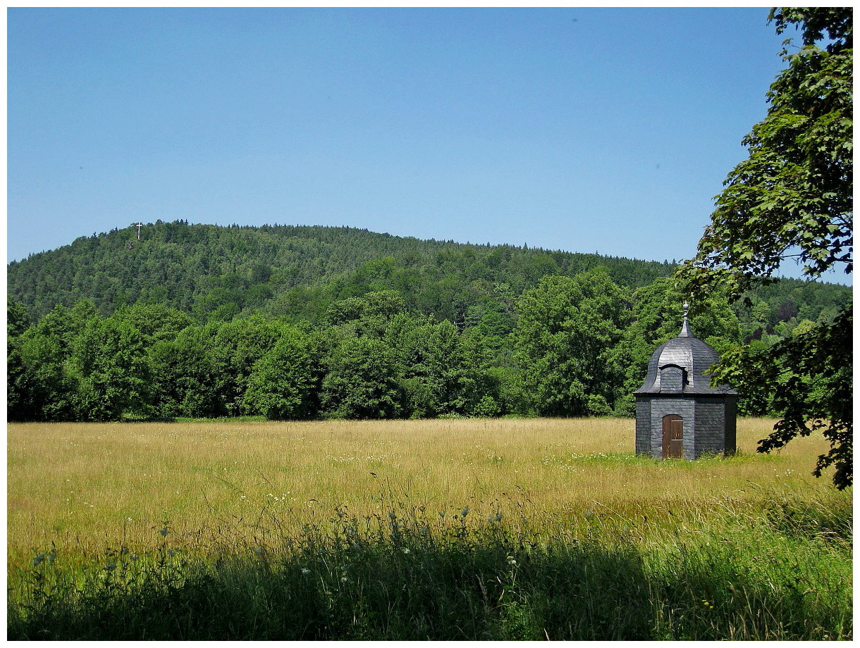 Hammerscheune mit Blick zum Weißen Kreuz