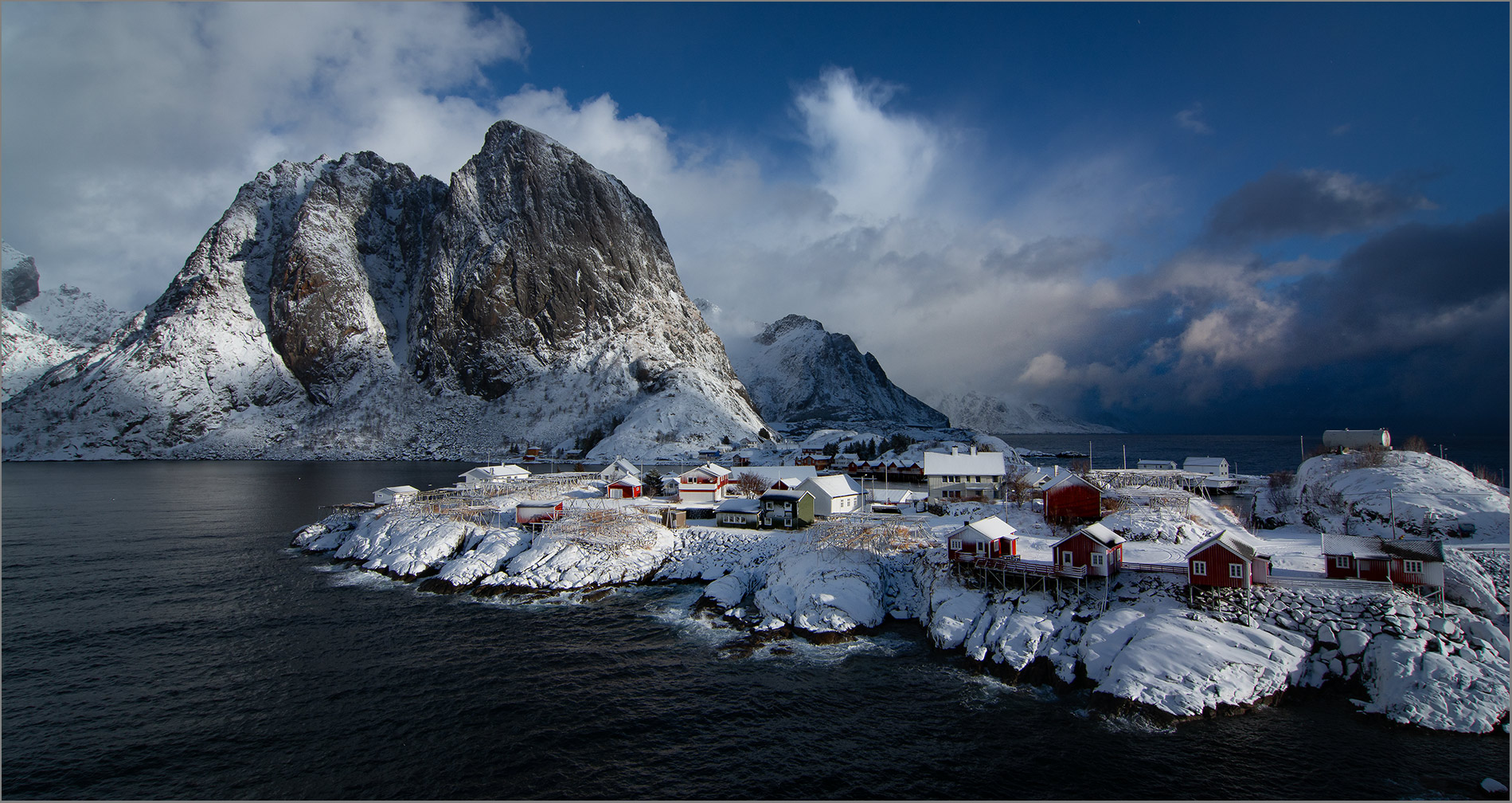 Hamnoy liegt in der aufgehenden Sonne   . . .