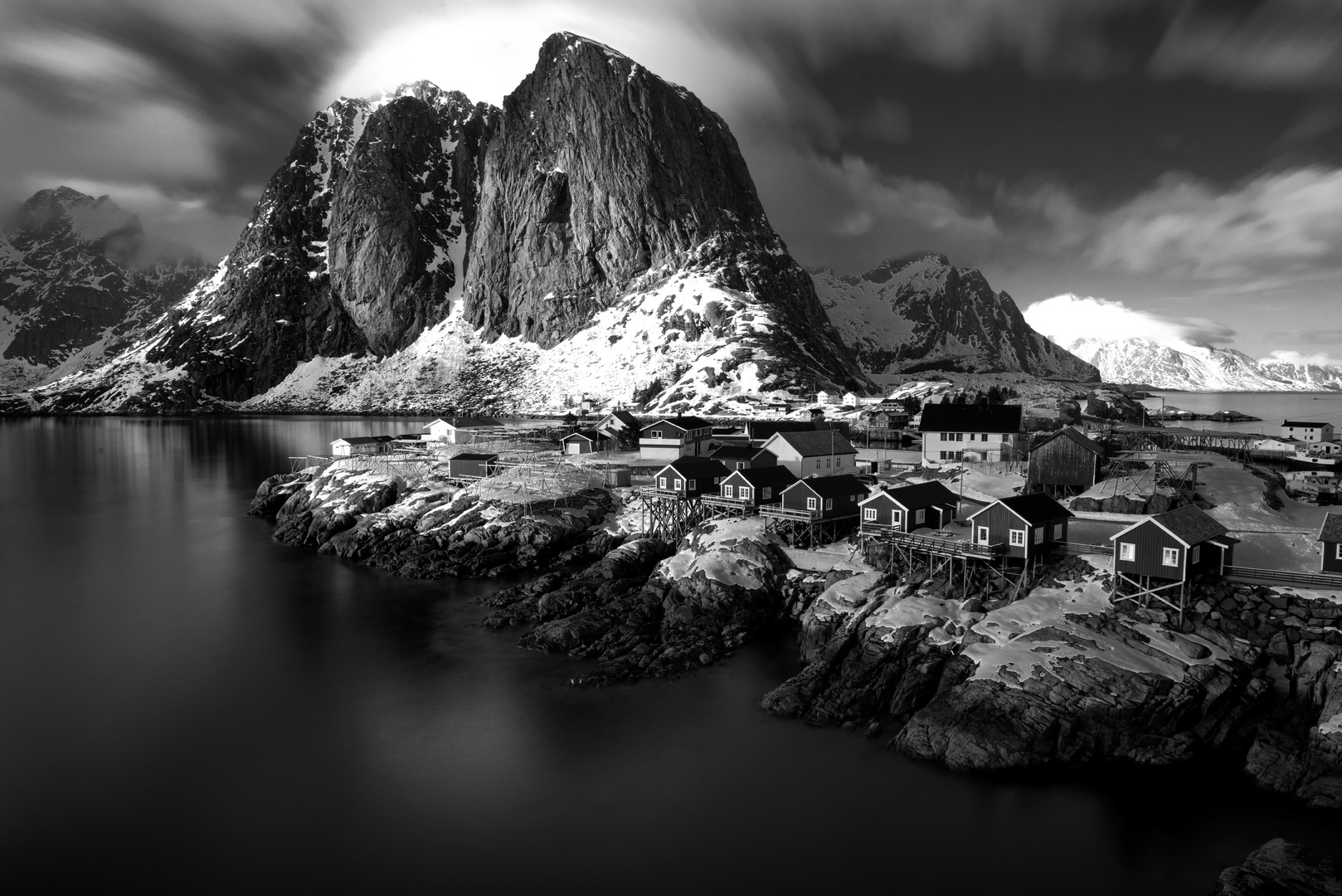 Hamnøy in black and white