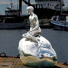 HAN in Helsingør blickt zur Kleinen Meerjungfrau in Kopenhagen
