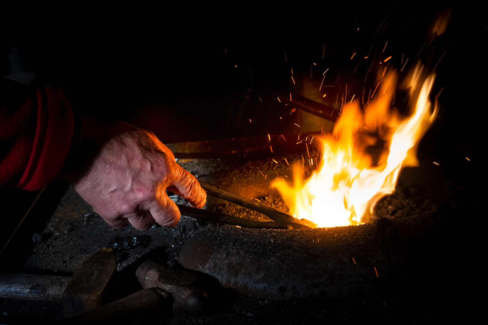 Hand am Feuer