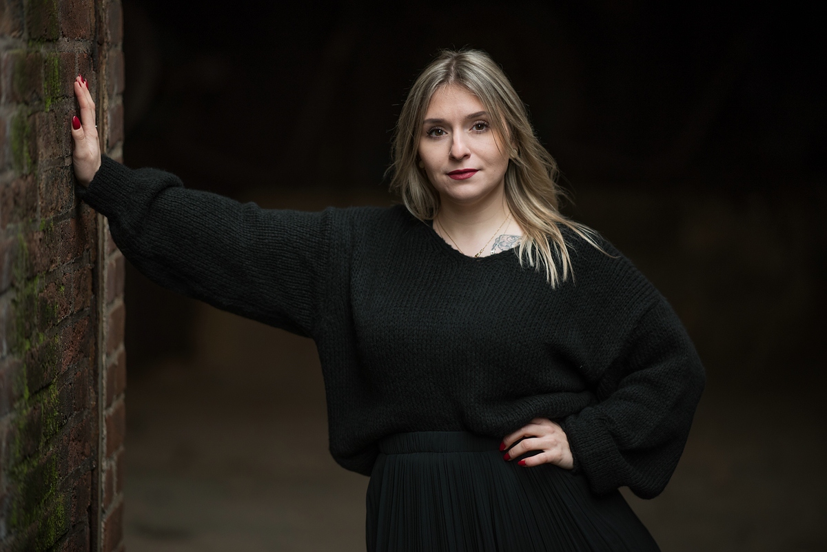 Hand an der Mauer