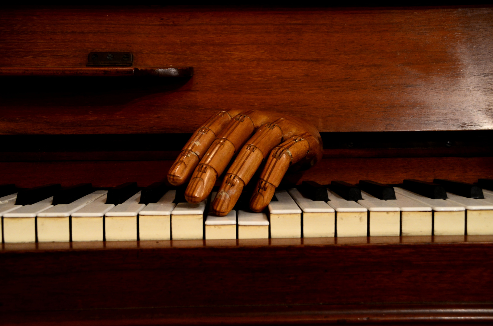 Hand auf dem Klavier