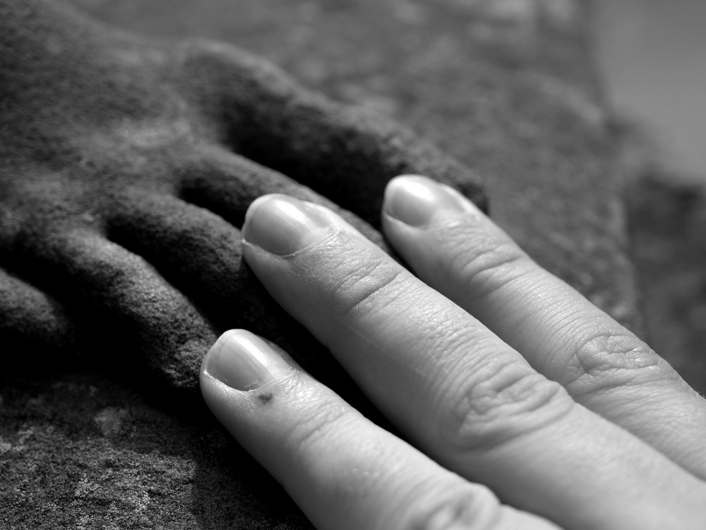 Hand auf Stein