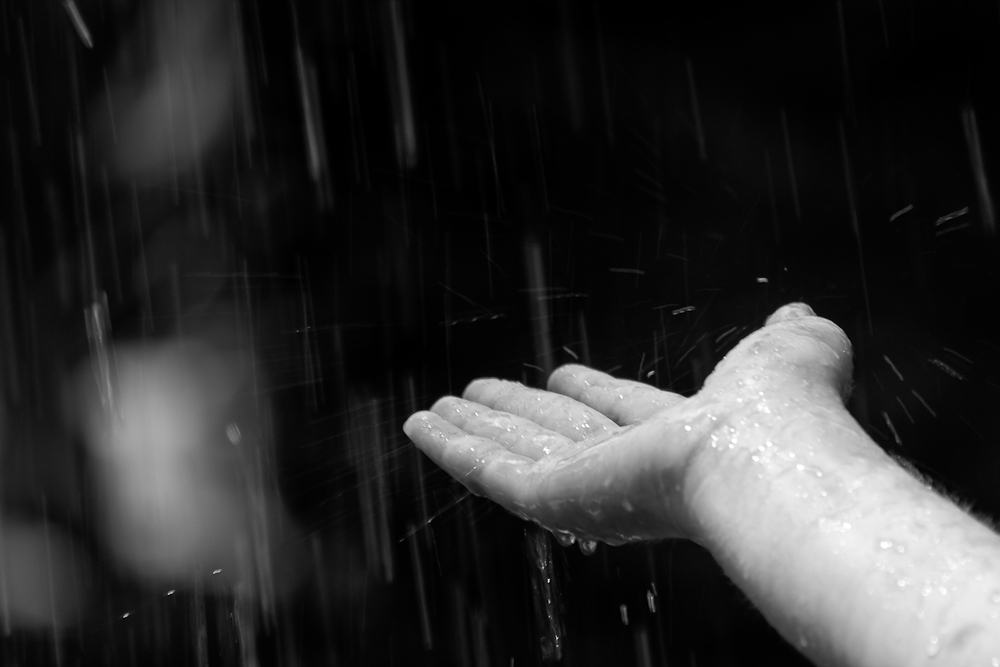 Hand im Regen