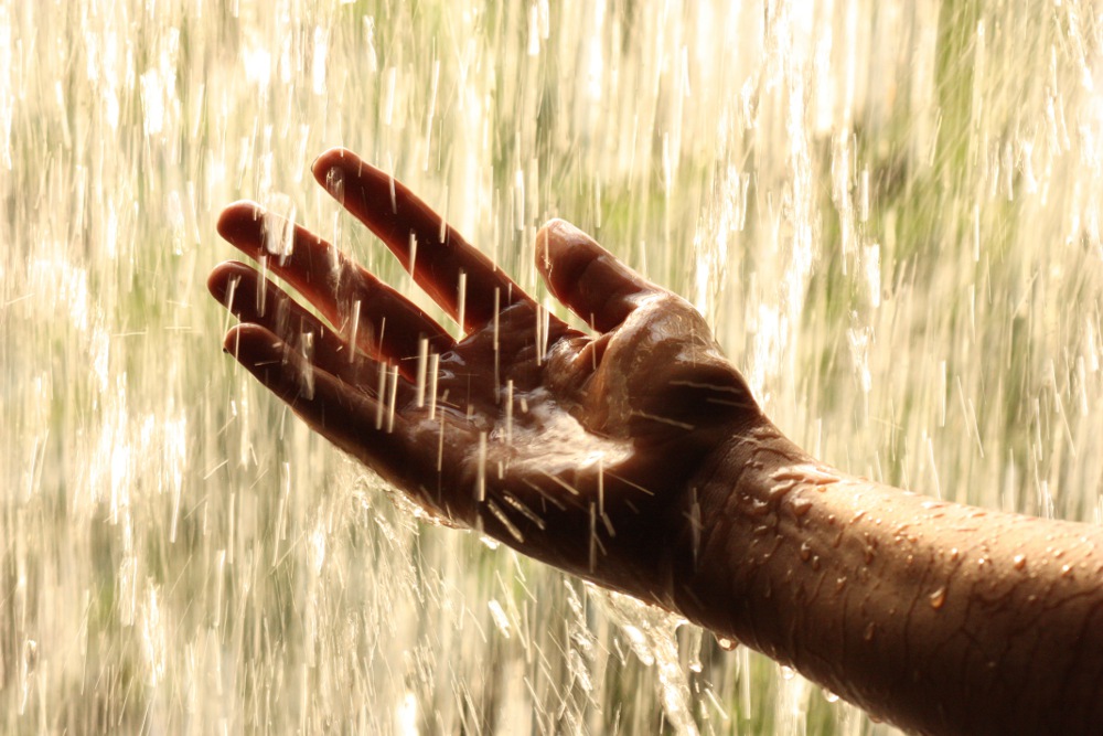 Hand im Regen