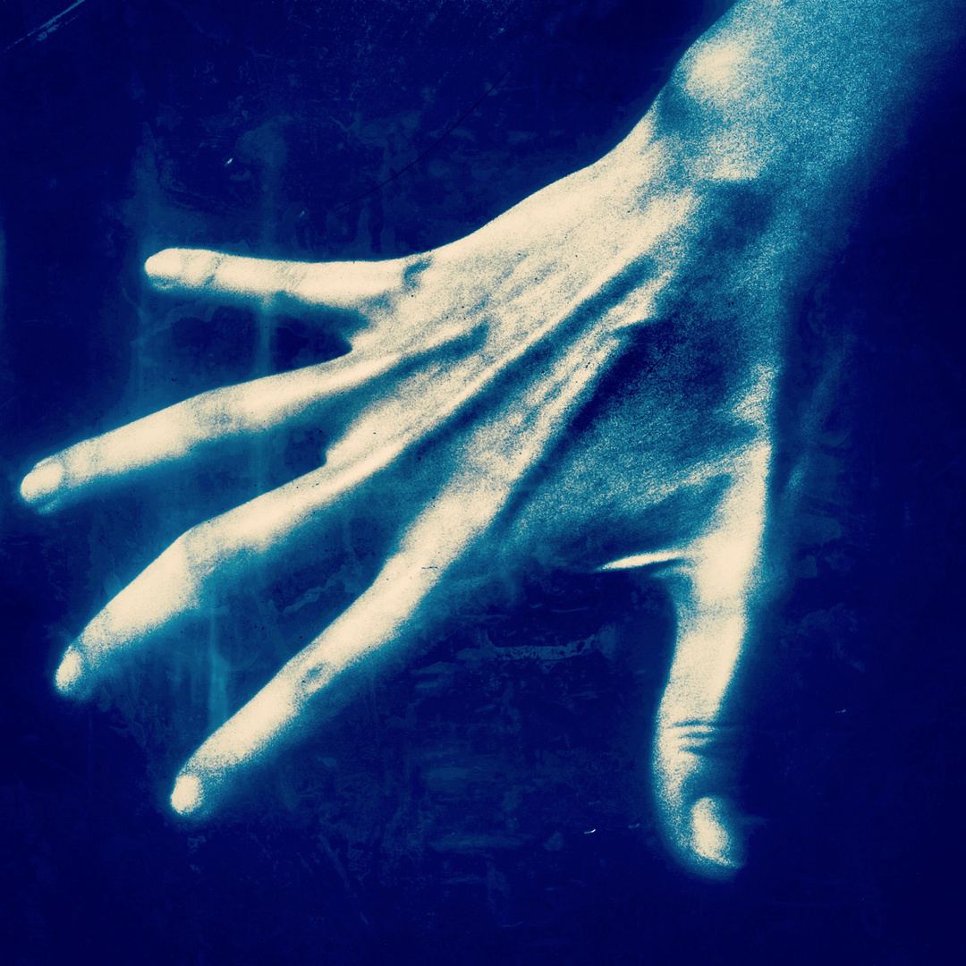 Hand in blue ...