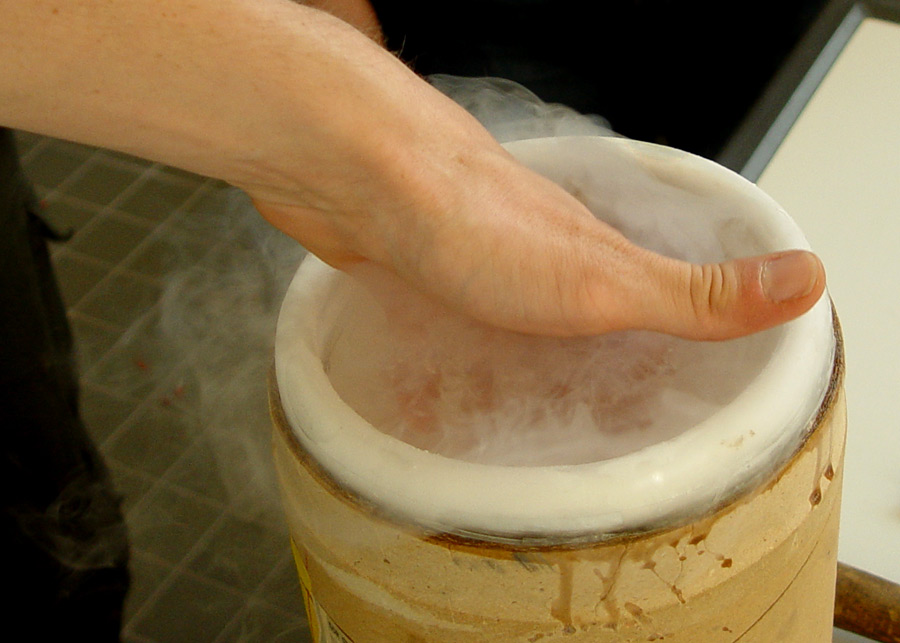 Hand in flüssigem Stickstoff bei -196°C