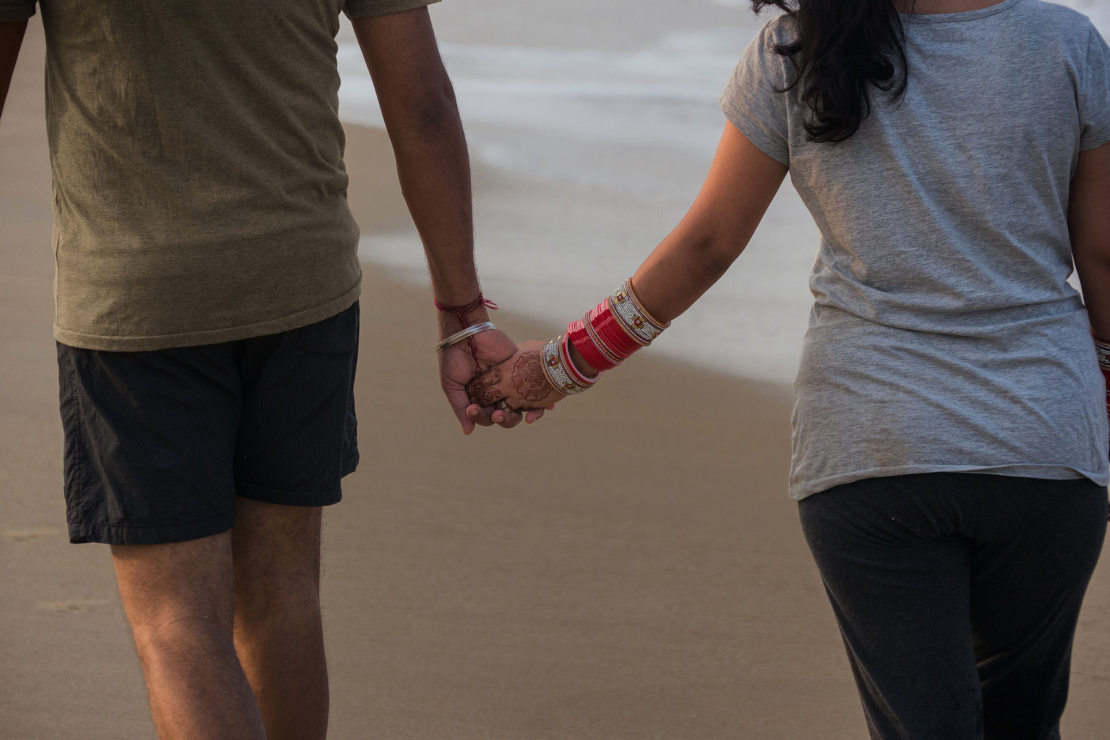 Hand in Hand am Strand