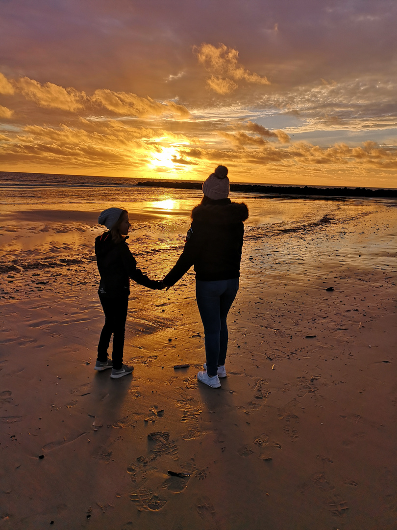 Hand in Hand am Strand Foto &amp; Bild sonnenuntergang, meer, nordsee
