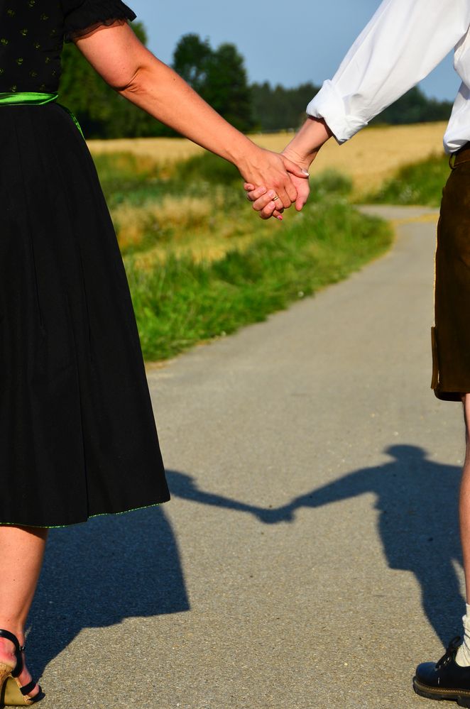 Hand in Hand den Weg entlang Foto &amp; Bild archiv, a r c h i v aktuell