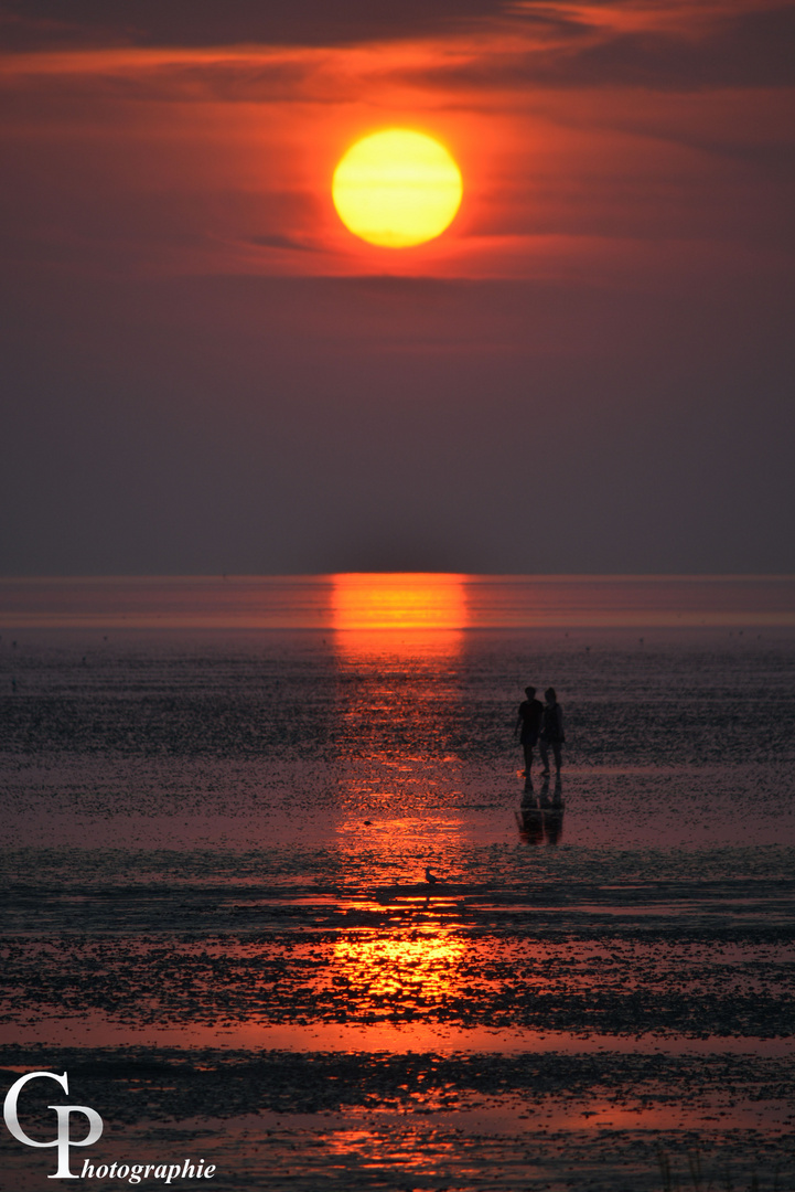 Hand in Hand in den Sonnenuntergang