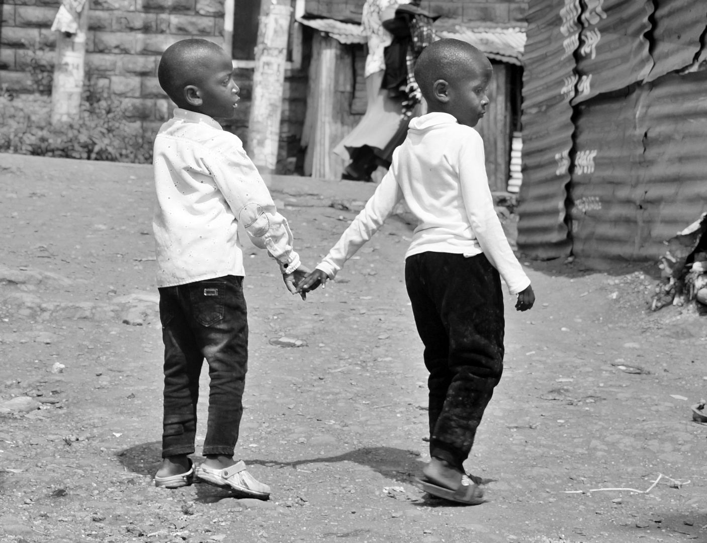 Hand in hand in the slum | © Tom Rübenach