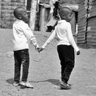 Hand in hand in the slum | © Tom Rübenach