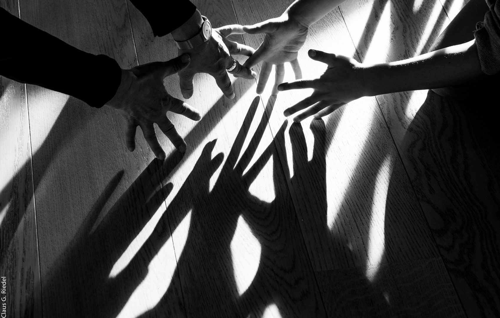 Hand in Hand mit Licht und Schatten