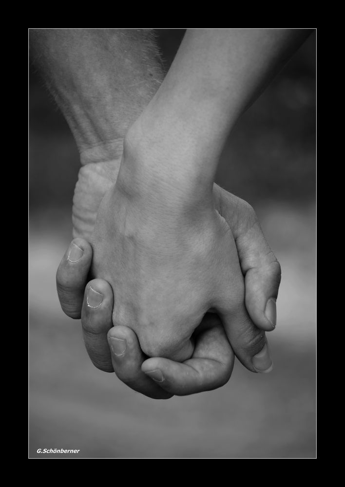 Hand in Hand,dass Leben genießen ! Sie fragt "Hast du Alles ?"Er nimmt ihre Hand und sagt "Ja