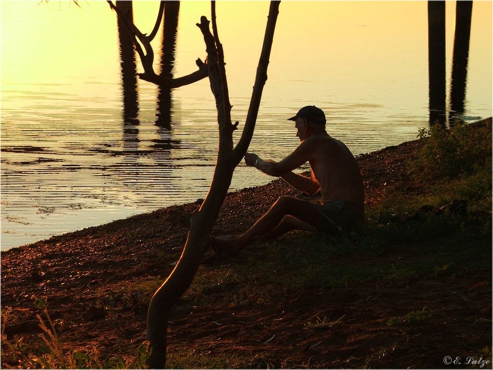 Hand line fishing * De Grey River, West Australien