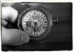 Hand mit Taschenuhr