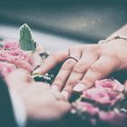 Hand, Ring und die Blumen