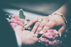 Hand, Ring und die Blumen