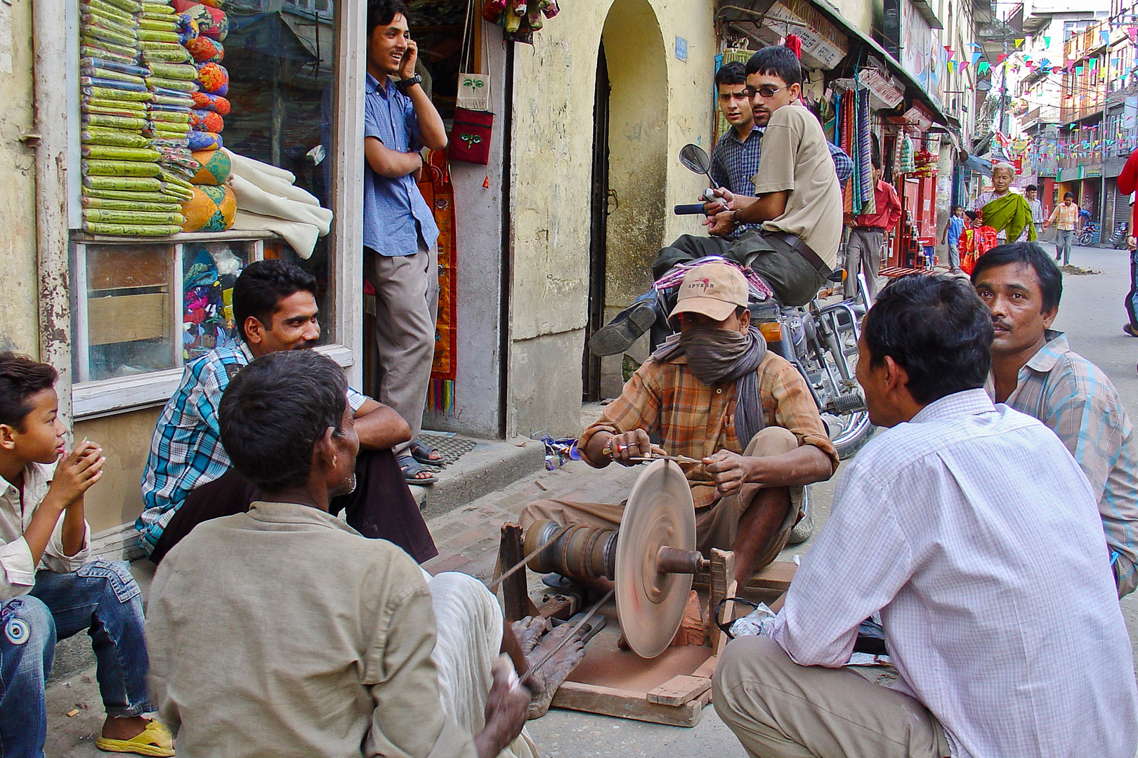 Handarbeit.......auf den Straßen von Kathmandu