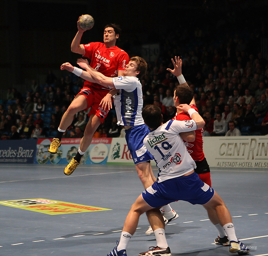 Handball Bundesliga - ... attacked