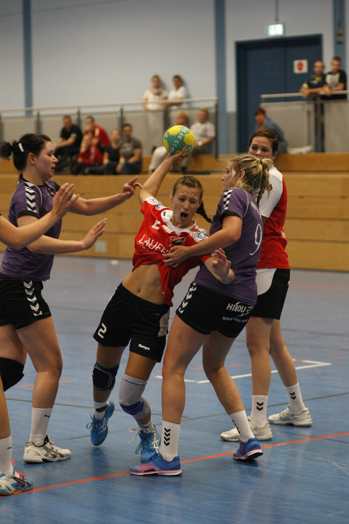 Handballsport - Festhalten erlaubt.