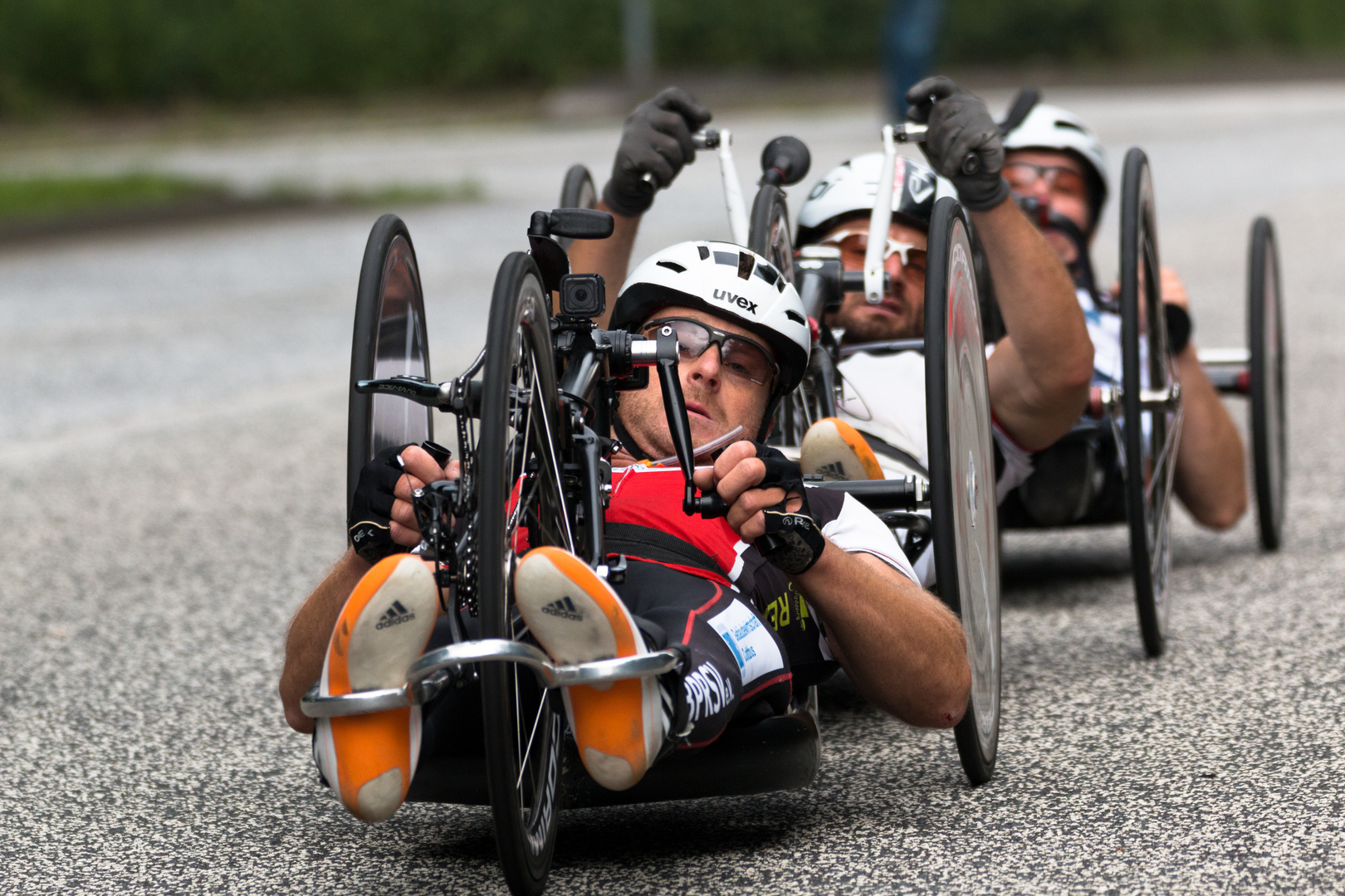 Handbiker beim 35 Rhein-Ruhr-Marathon in Duisburg