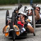 Handbiker beim 35 Rhein-Ruhr-Marathon in Duisburg